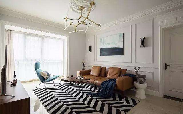 用石膏線裝飾住了很長(zhǎng)一段時(shí)間的房子依舊如新