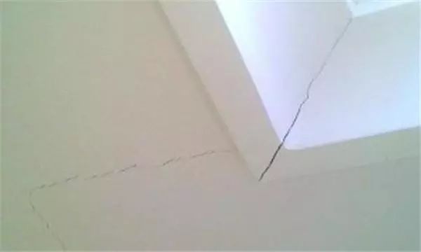 石膏線條開裂處